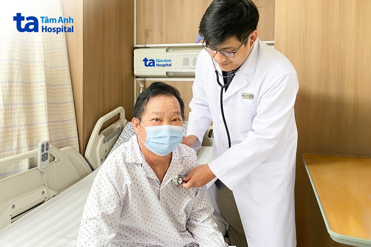 Bác sĩ Nghĩa thăm khám cho người bệnh sau phẫu thuật