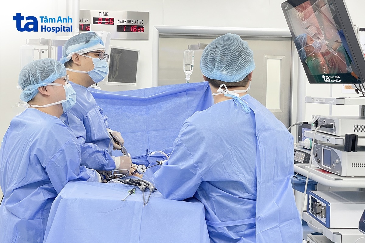 Bác sĩ Nghĩa (thứ hai từ trái qua) và êkíp phẫu thuật nội soi, hút hơn một lít mủ đặc trong phổi người bệnh