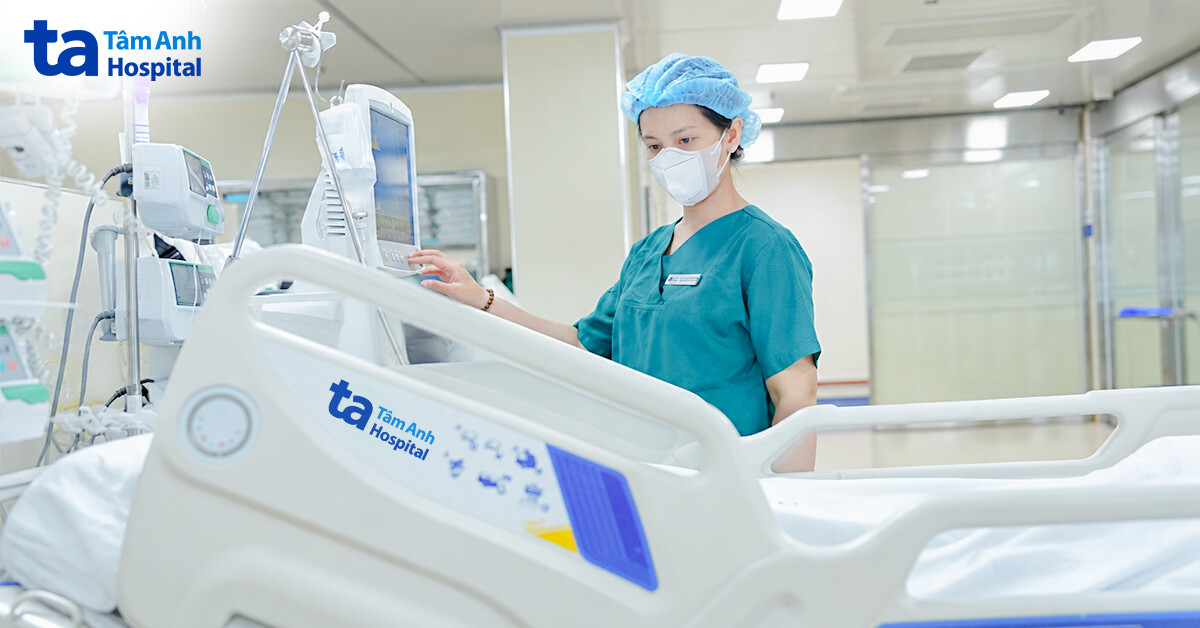 Bác sĩ Ngọc đang theo dõi từng nhịp, điều chỉnh máy thở cho một người bệnh. Bác sĩ Ngọc đang theo dõi từng nhịp, điều chỉnh máy thở cho một người bệnh.