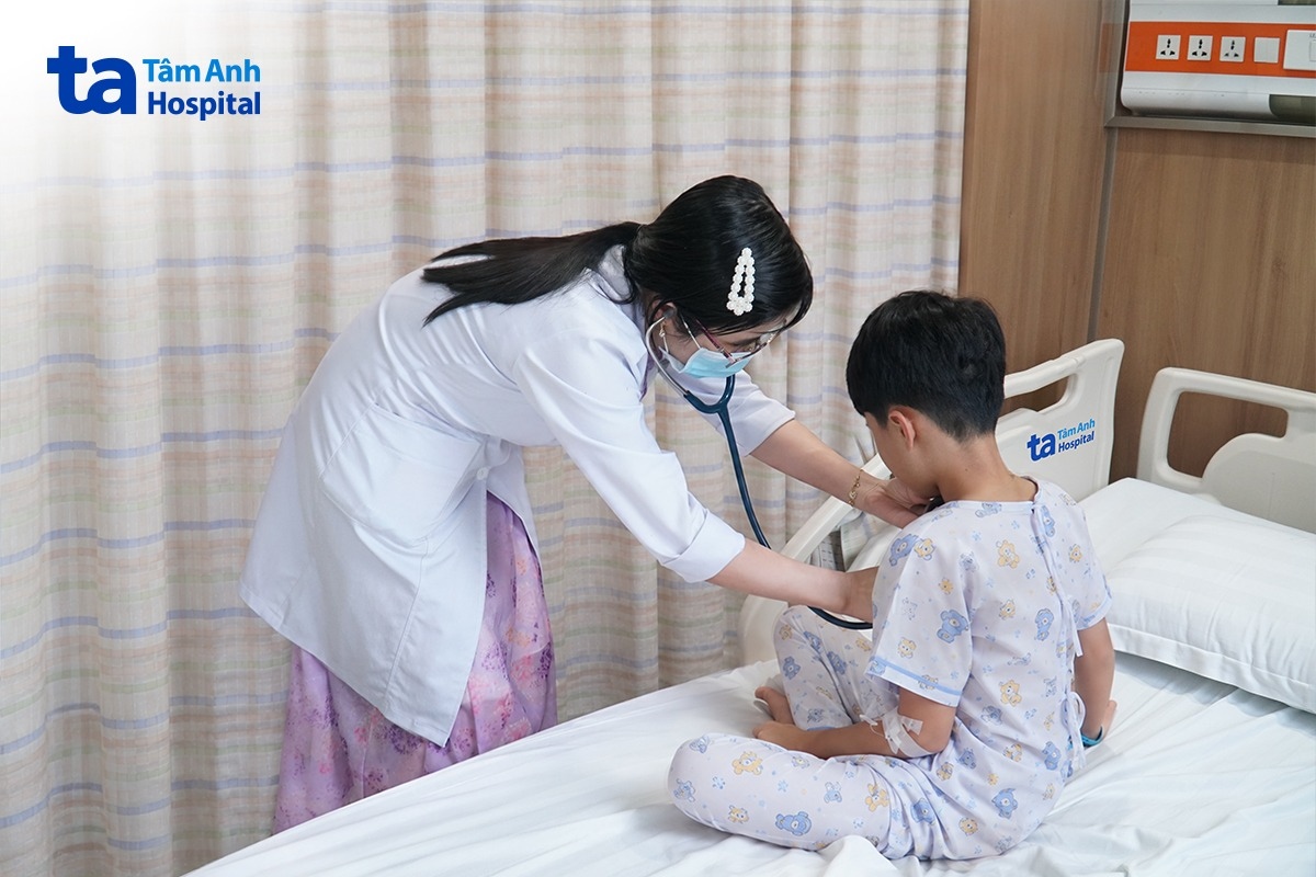 bác sĩ ngọc khám cho trung trước khi xuất viện