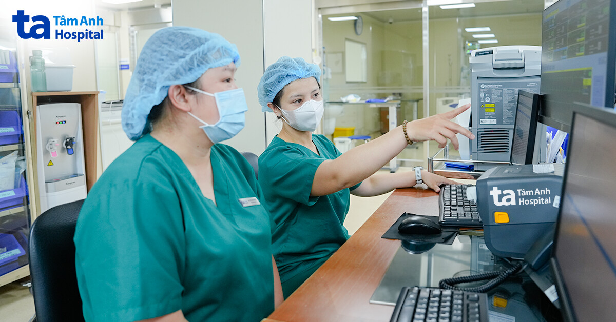 Bác sĩ Ngọc (phải) cùng đồng nghiệp trao đổi tình trạng của từng người bệnh thông qua màn hình monitor điều khiển trung tâm. Bác sĩ Ngọc (phải) cùng đồng nghiệp trao đổi tình trạng của từng người bệnh thông qua màn hình monitor điều khiển trung tâm.