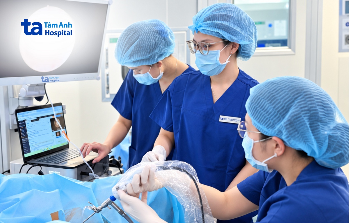 bác sĩ nội soi buồng tử cung tìm nguyên nhân hiếm muộn