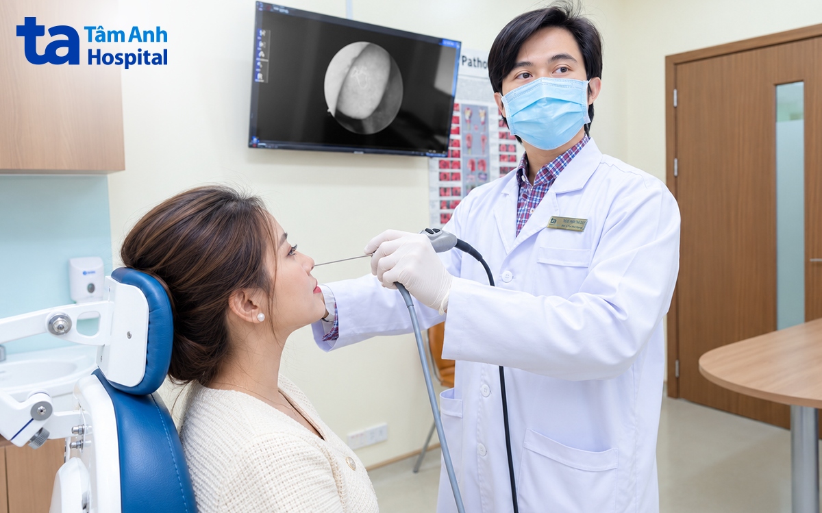 bác sĩ nội soi cho chị Sang