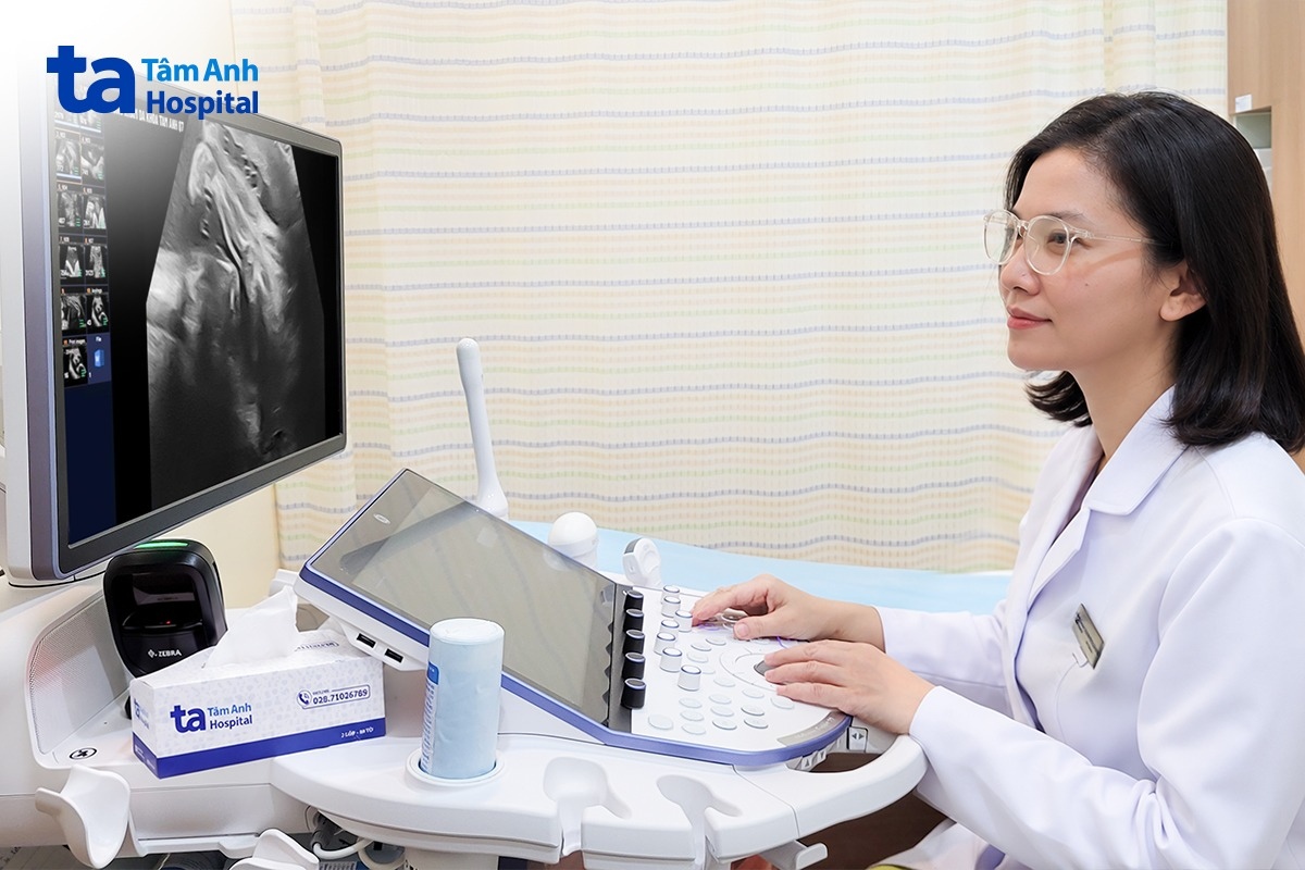 bác sĩ phân tích hình ảnh siêu âm thai bất thường