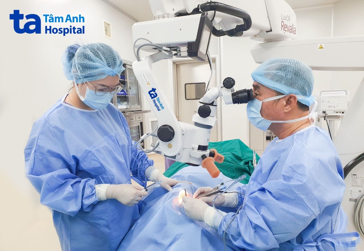 bác sĩ phẫu thuật phaco thay thủy tinh thể cho người bệnh