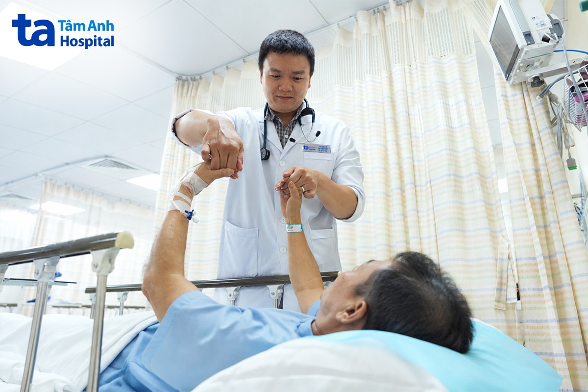 Bác sĩ Phó Thiên Phước đánh giá chức năng thần kinh Bác sĩ Phó Thiên Phước đánh giá chức năng thần kinh