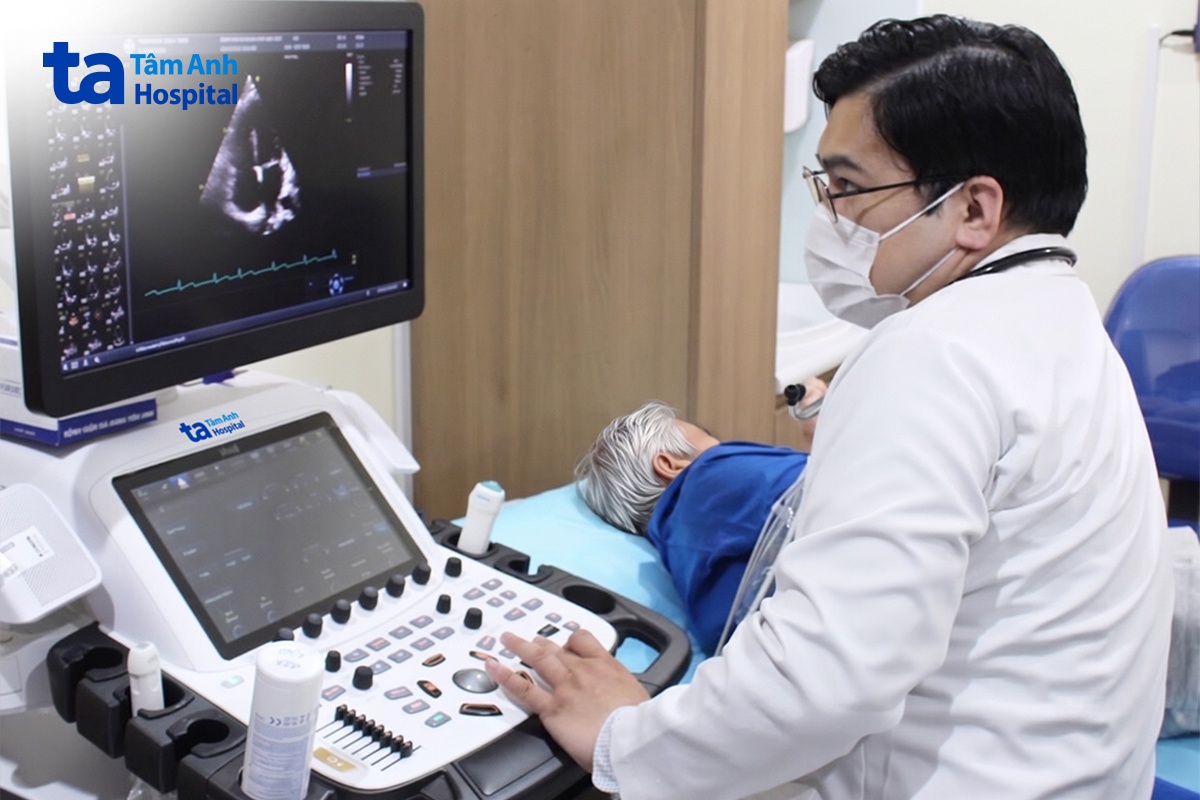 bác sĩ phúc siêu âm tim cho người bệnh
