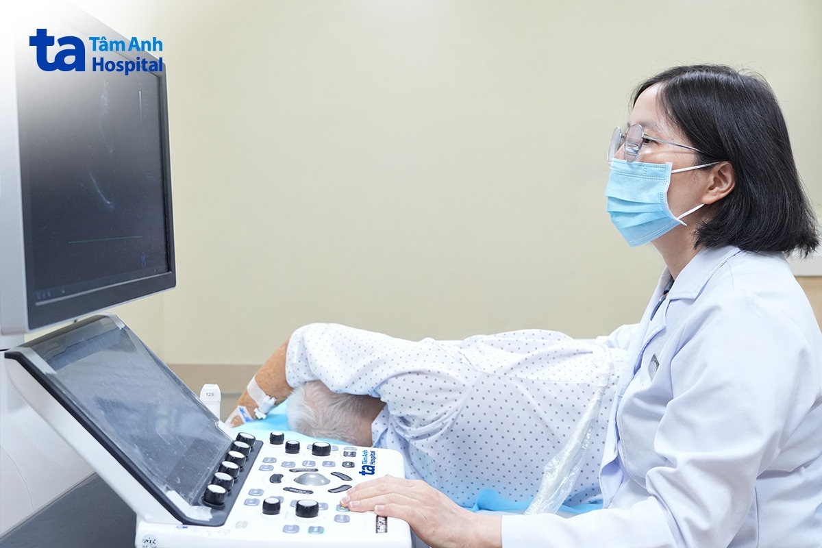 Bác sĩ siêu âm tim cho bệnh nhân vào ngày thứ ba sau can thiệp thay van qua ống thông
