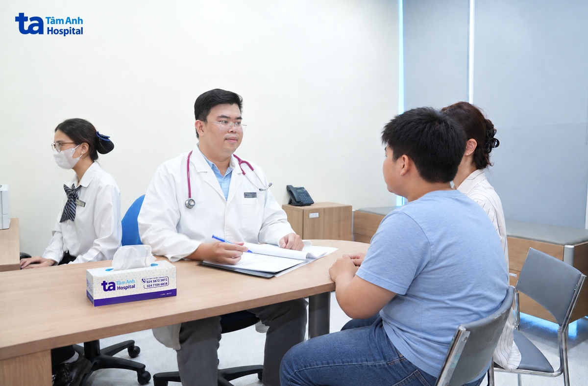 bác sĩ sơn đang khám cho bé quang