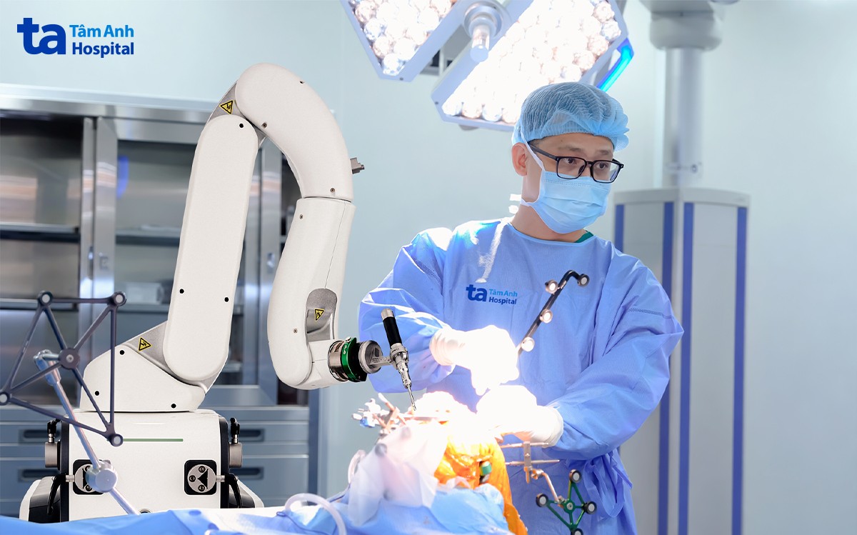 Bác sĩ Tân dùng robot CUVIS-Joint thay khớp gối cho bà Mai Bác sĩ Tân dùng robot CUVIS-Joint thay khớp gối cho bà Mai