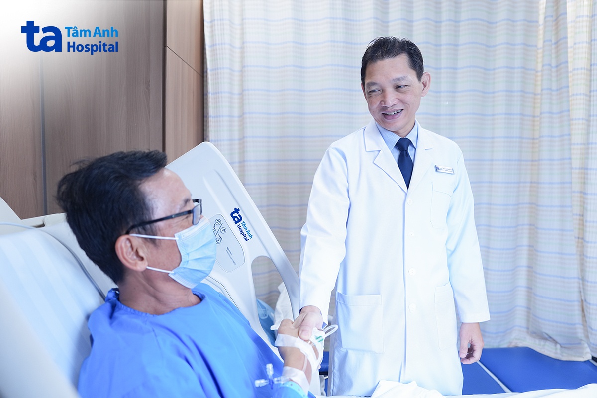 bác sĩ thăm bệnh nhân sau điều trị