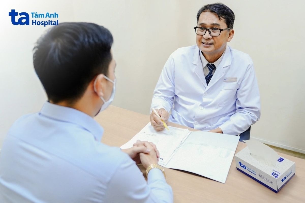 Bác Sĩ Hợp Đang Tư Vấn Bệnh