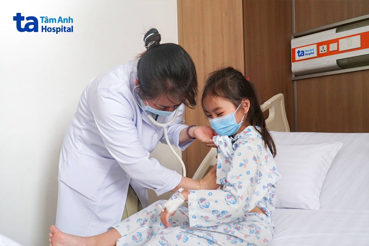 bác sĩ thăm khám cho an trước khi xuất viện