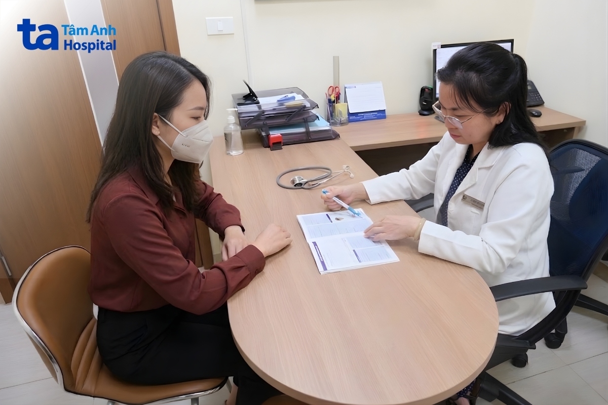 bác sĩ thăm khám và tầm soát sớm các bệnh lý tim phổi