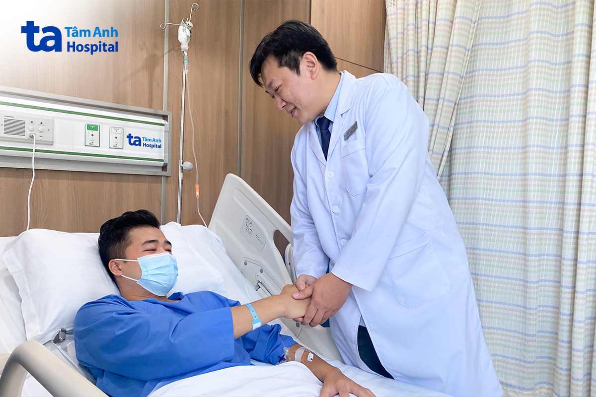 bác sĩ thăm người bệnh sau tán sỏi