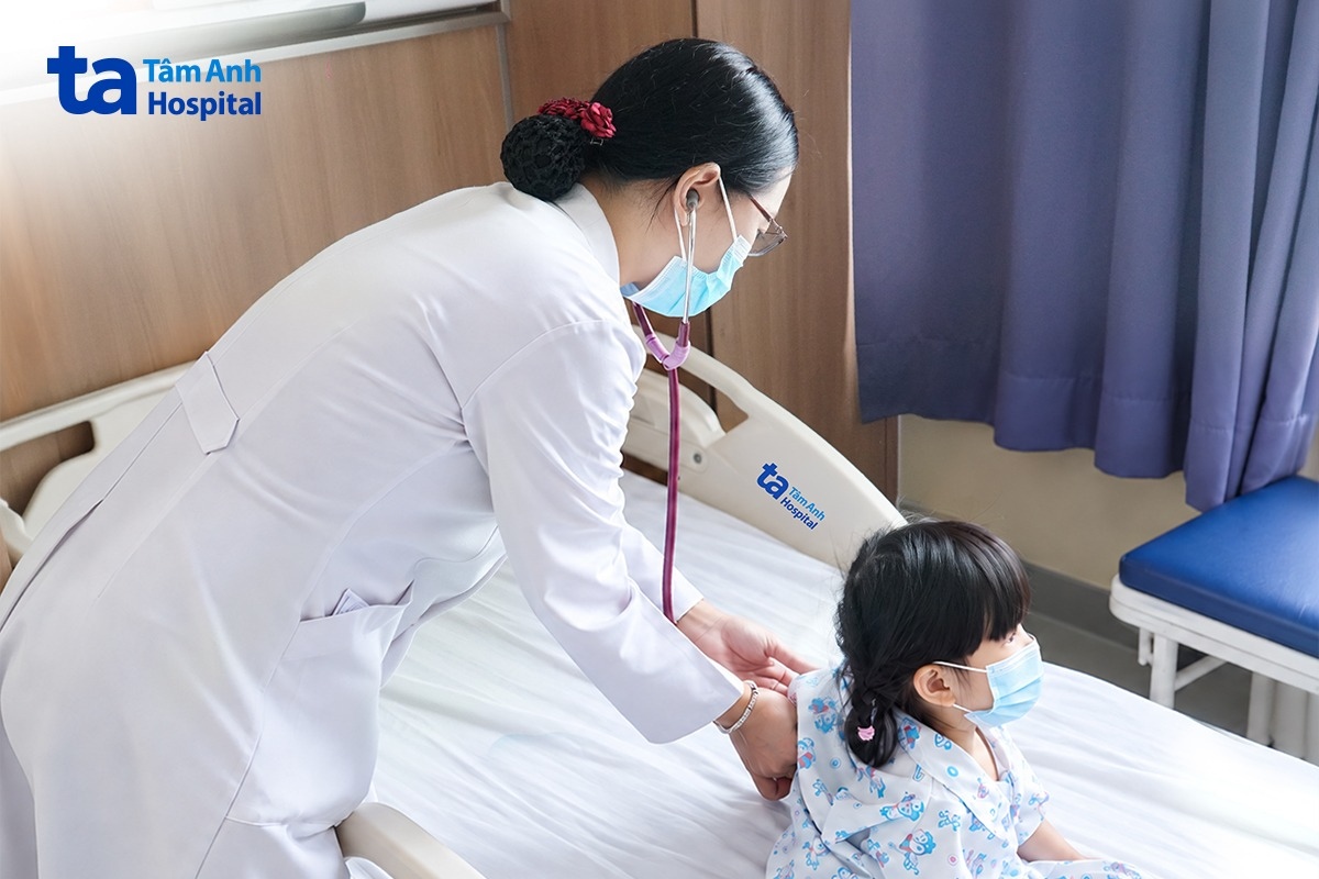 bác sĩ thanh kiểm tra sức khỏe cho ngân trước khi xuất viện