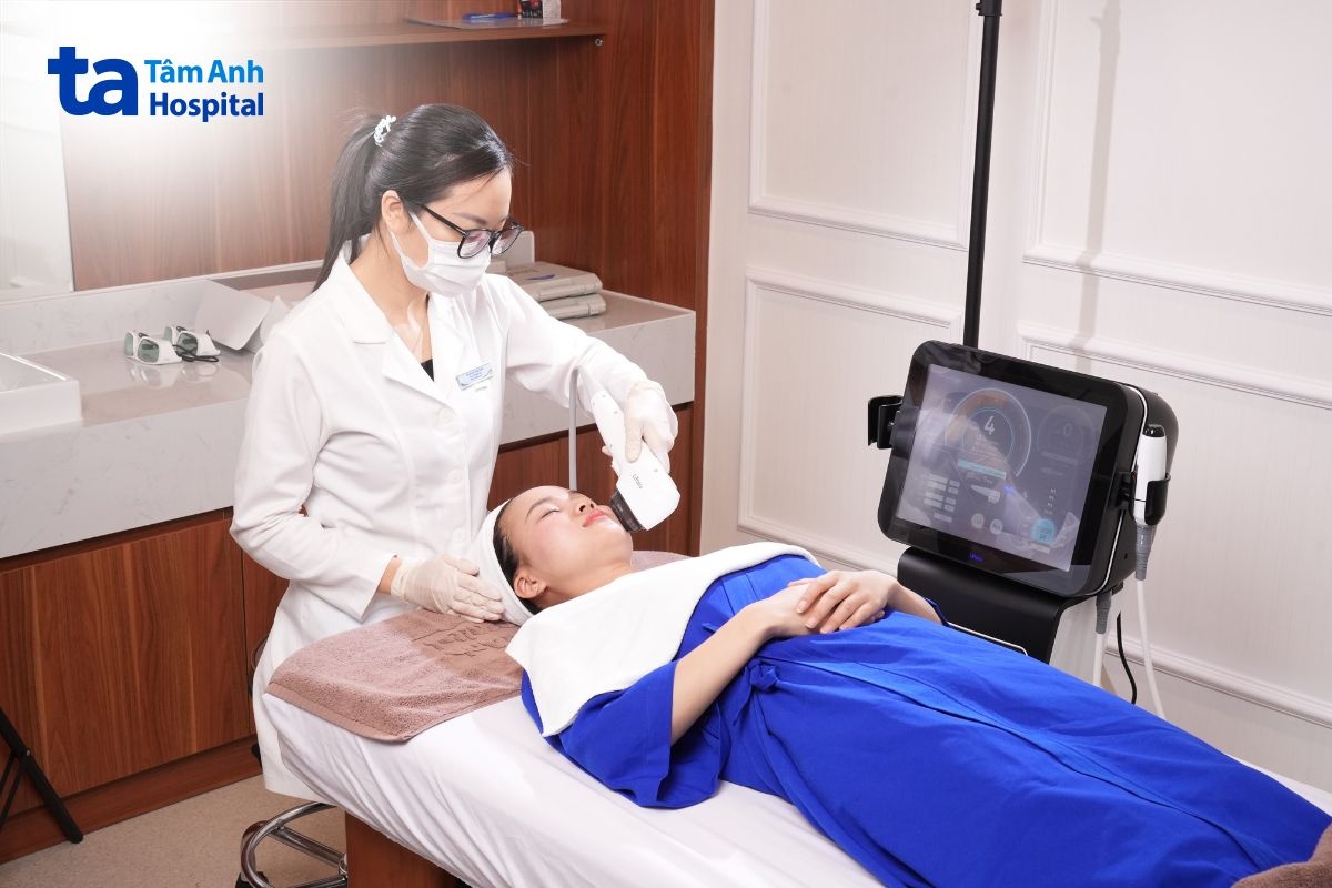 bác sĩ thực hiện điều trị da cho khách hàng 2