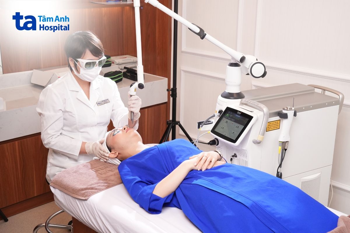 bác sĩ thực hiện điều trị da cho khách hàng