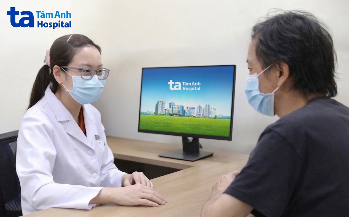 bác sĩ thùy tư vấn cho người bệnh trong lần tái khám