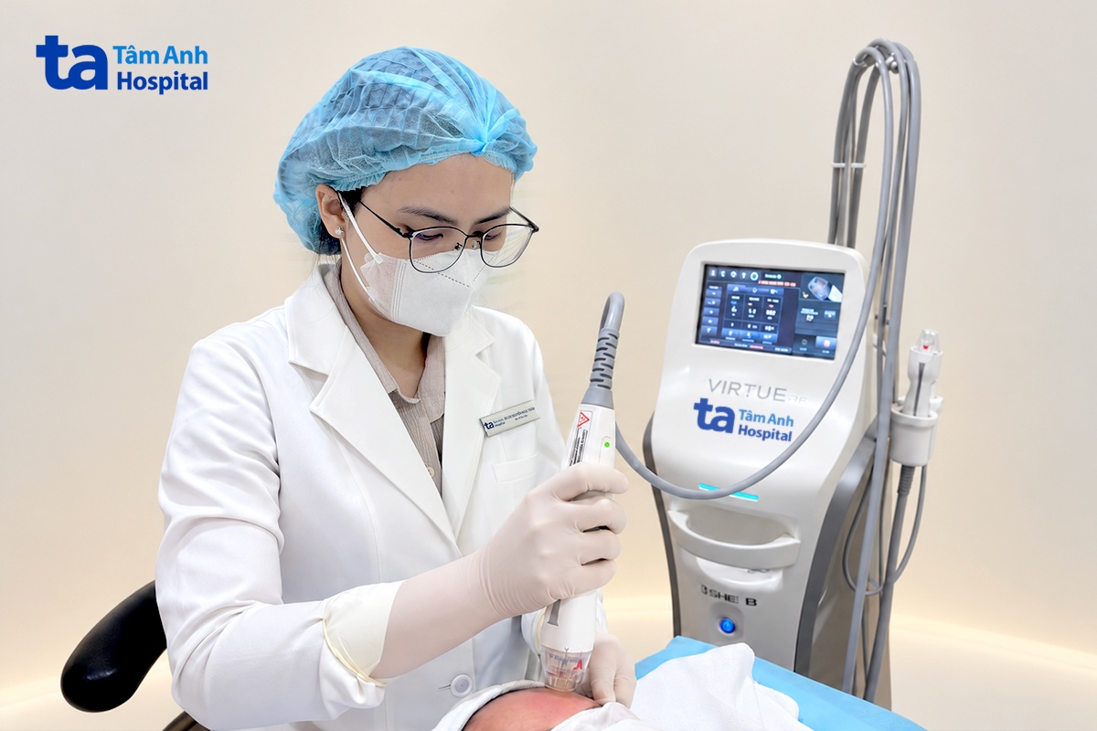 bác sĩ trân sử dụng công nghệ vi kim rf