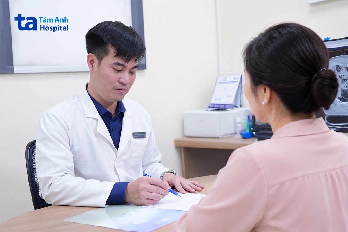 bác sĩ tư vấn chiến lược điều trị