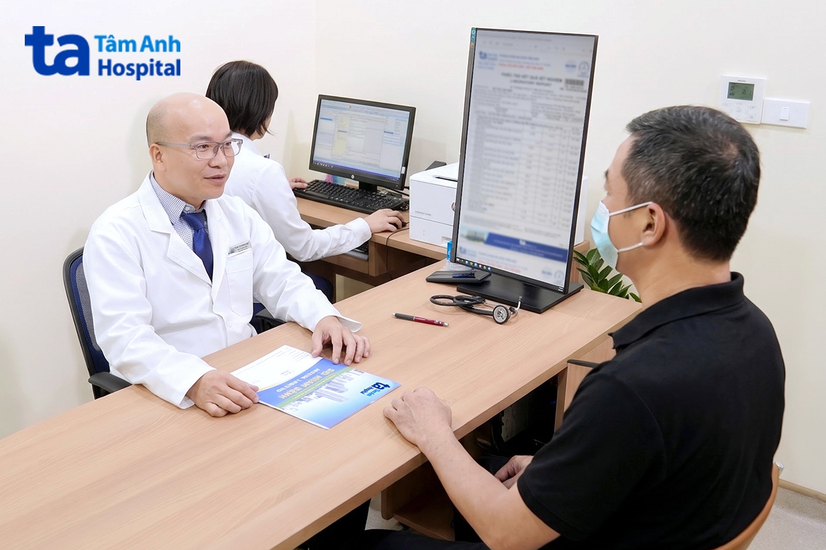 bác sĩ tư vấn cho ông Tú