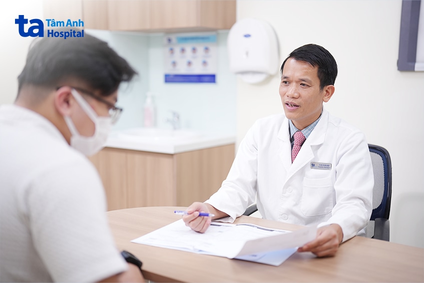 Bác sĩ trao đổi kết quả xét nghiệm với nam bệnh nhân