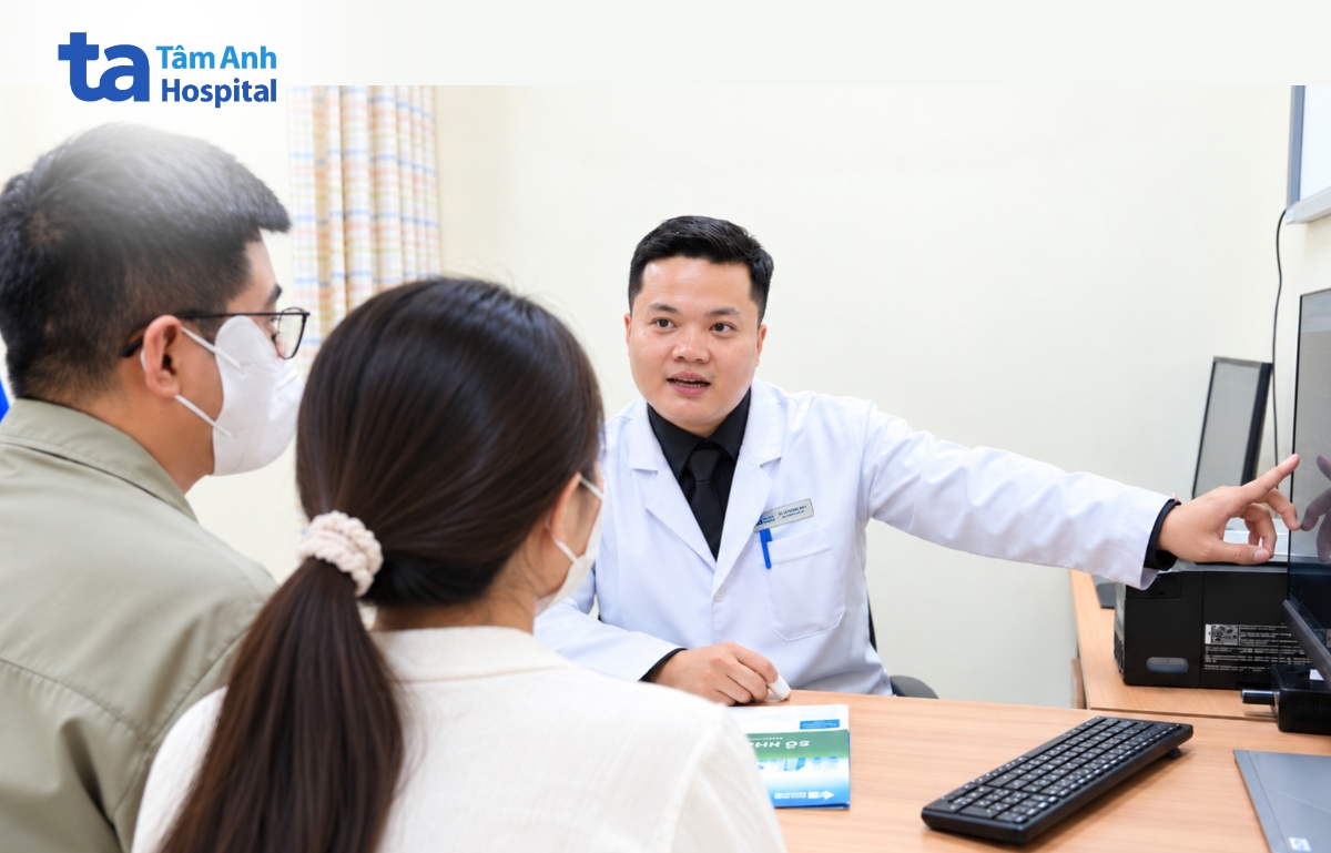 bác sĩ tư vấn phác đồ điều trị hiếm muộn cho vợ chồng