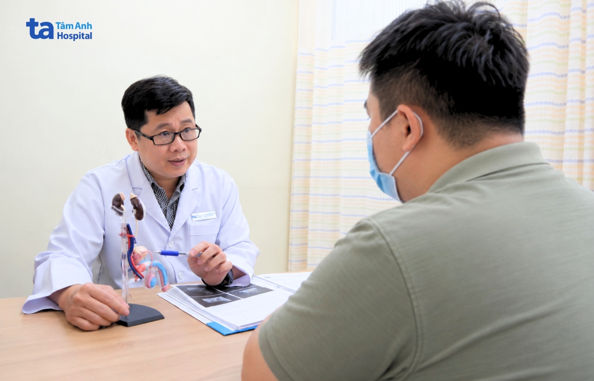 bác sĩ tư vấn sức khỏe sinh sản cho anh thành
