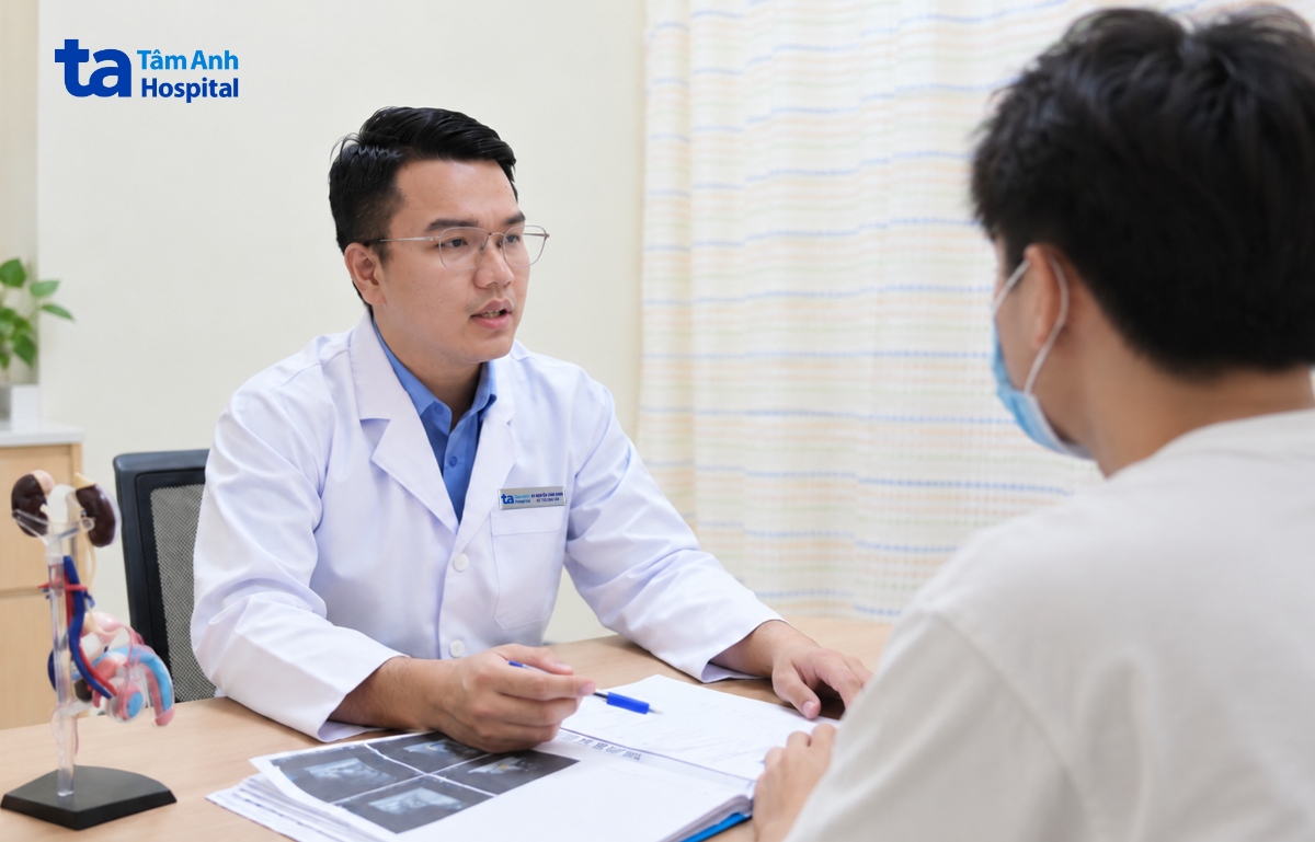 bác sĩ tư vấn sức khỏe sinh sản cho minh