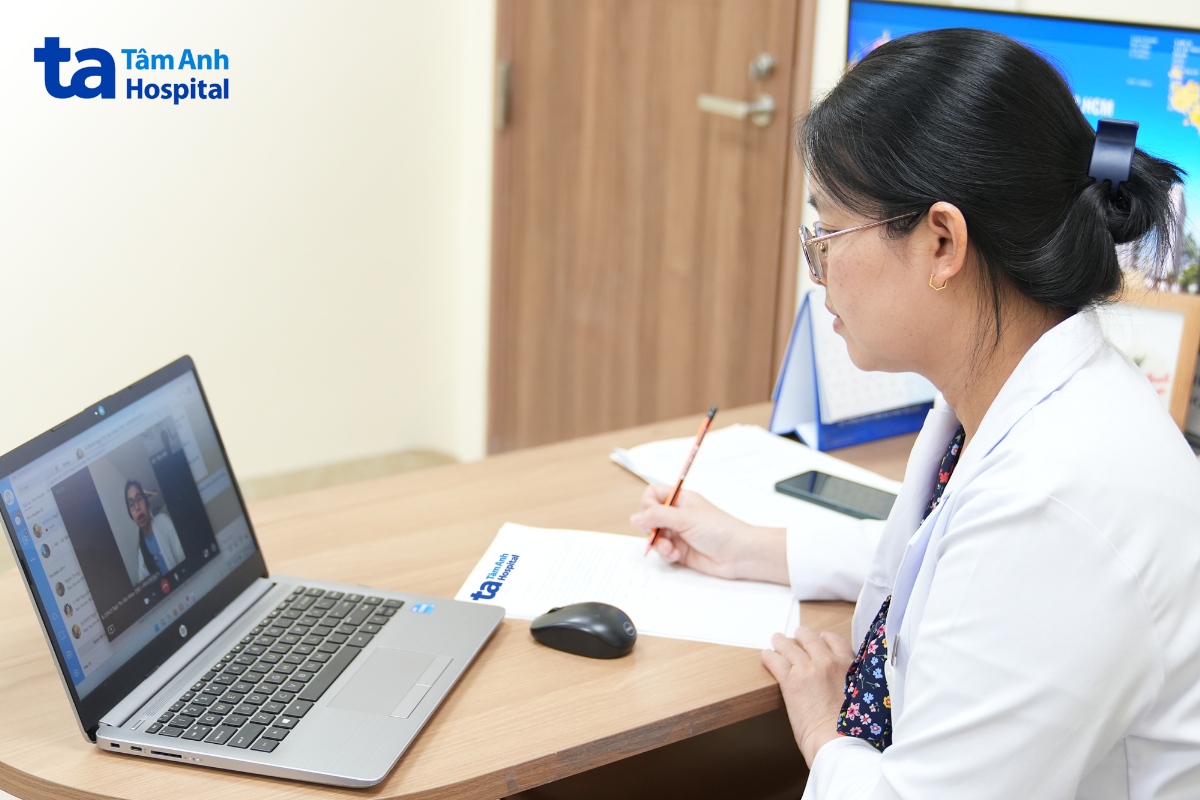 bác sĩ tư vấn trực tuyến cho bệnh nhân