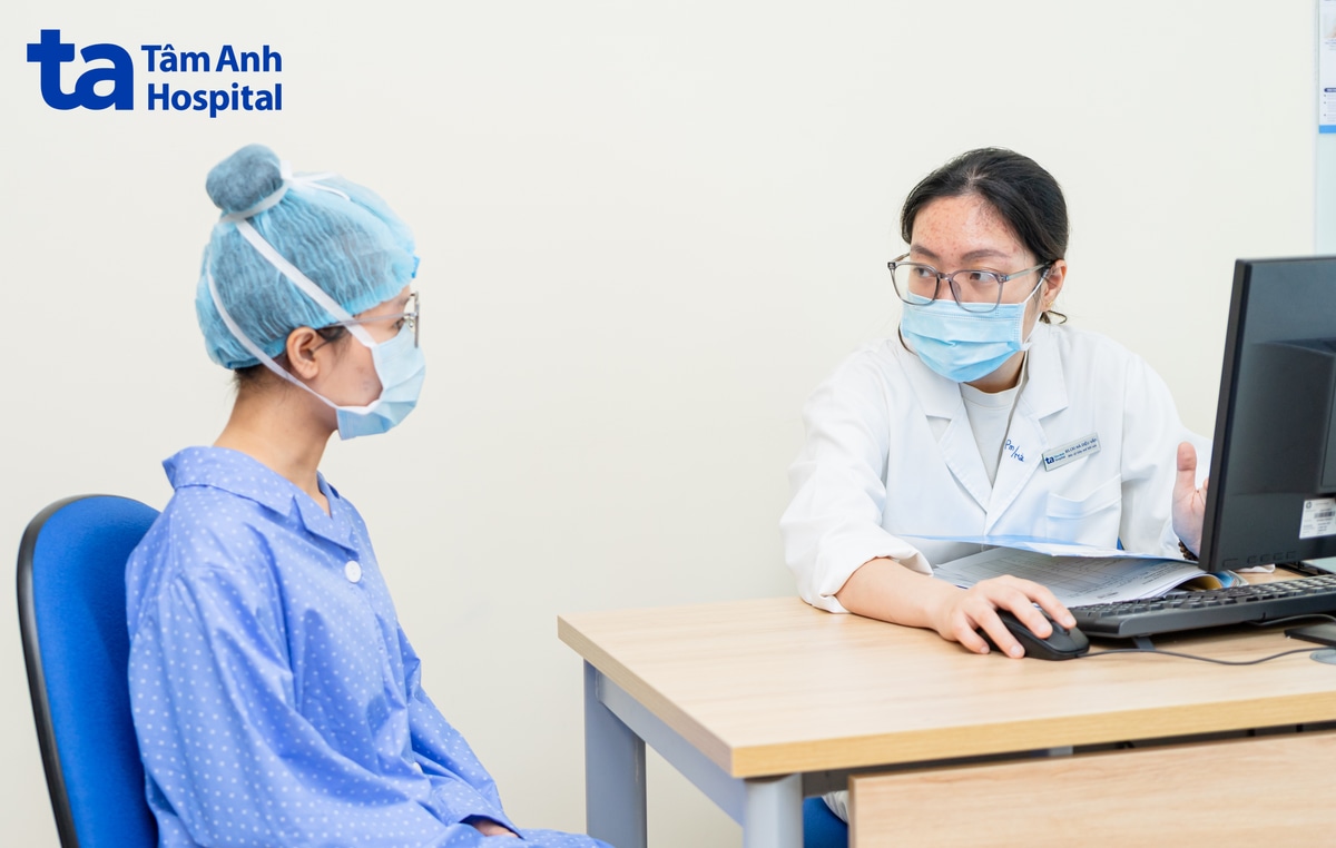 Bác sĩ thăm khám và tư vấn cho người bệnh trước khi gây mê.