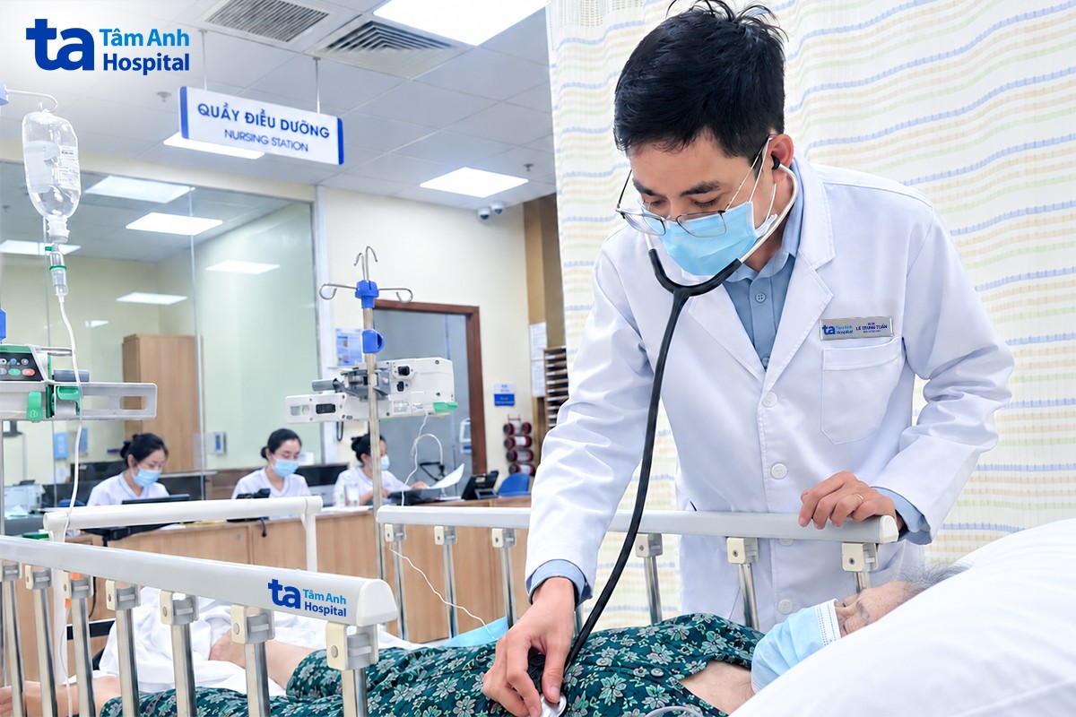 Bác sĩ Tuấn theo dõi sát các chỉ số cho người bệnh trong quá trình tiêu sợi huyết. Bác sĩ Tuấn theo dõi sát các chỉ số cho người bệnh trong quá trình tiêu sợi huyết.