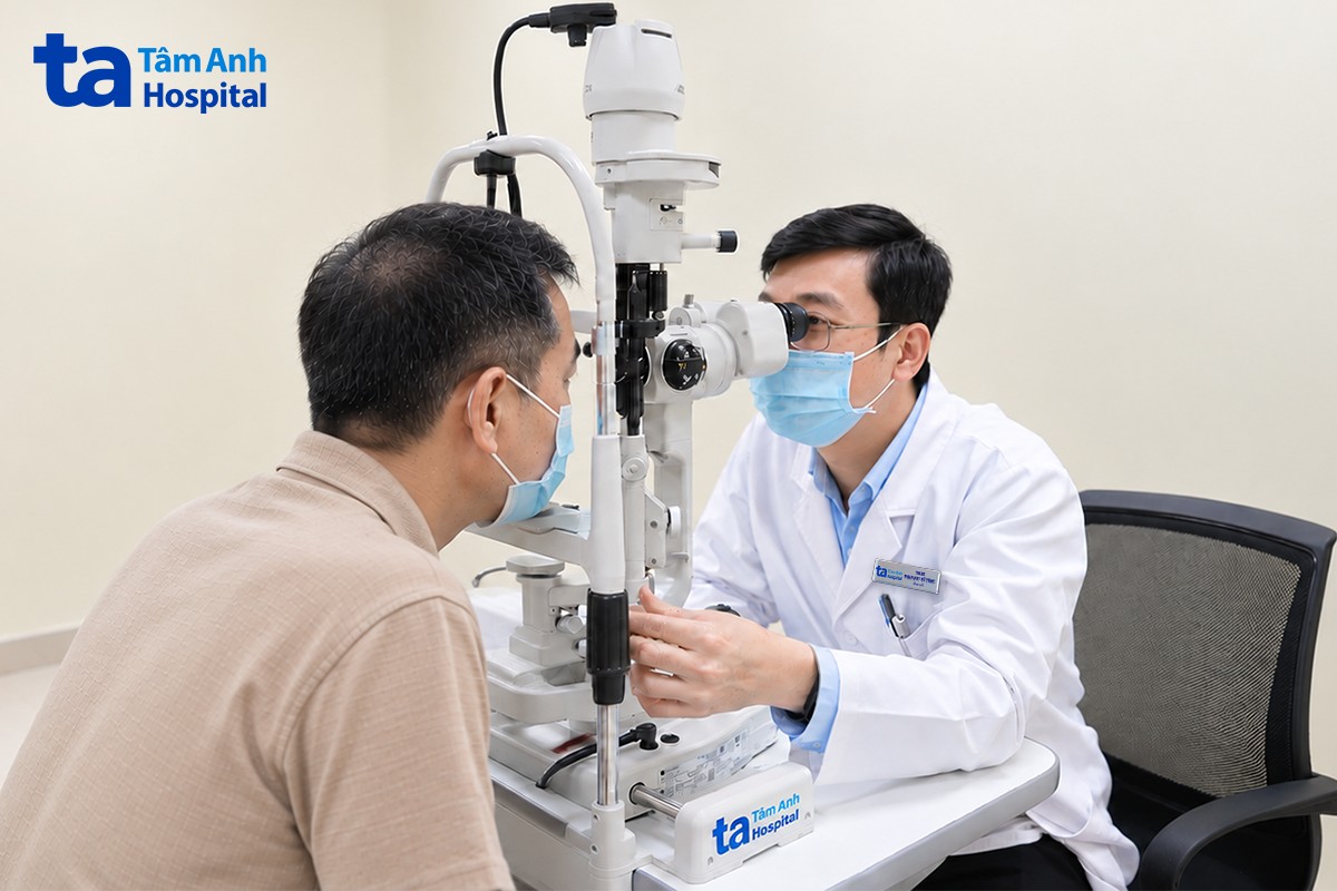 bác sĩ tùng kiểm tra mắt cho người bệnh sau điều trị