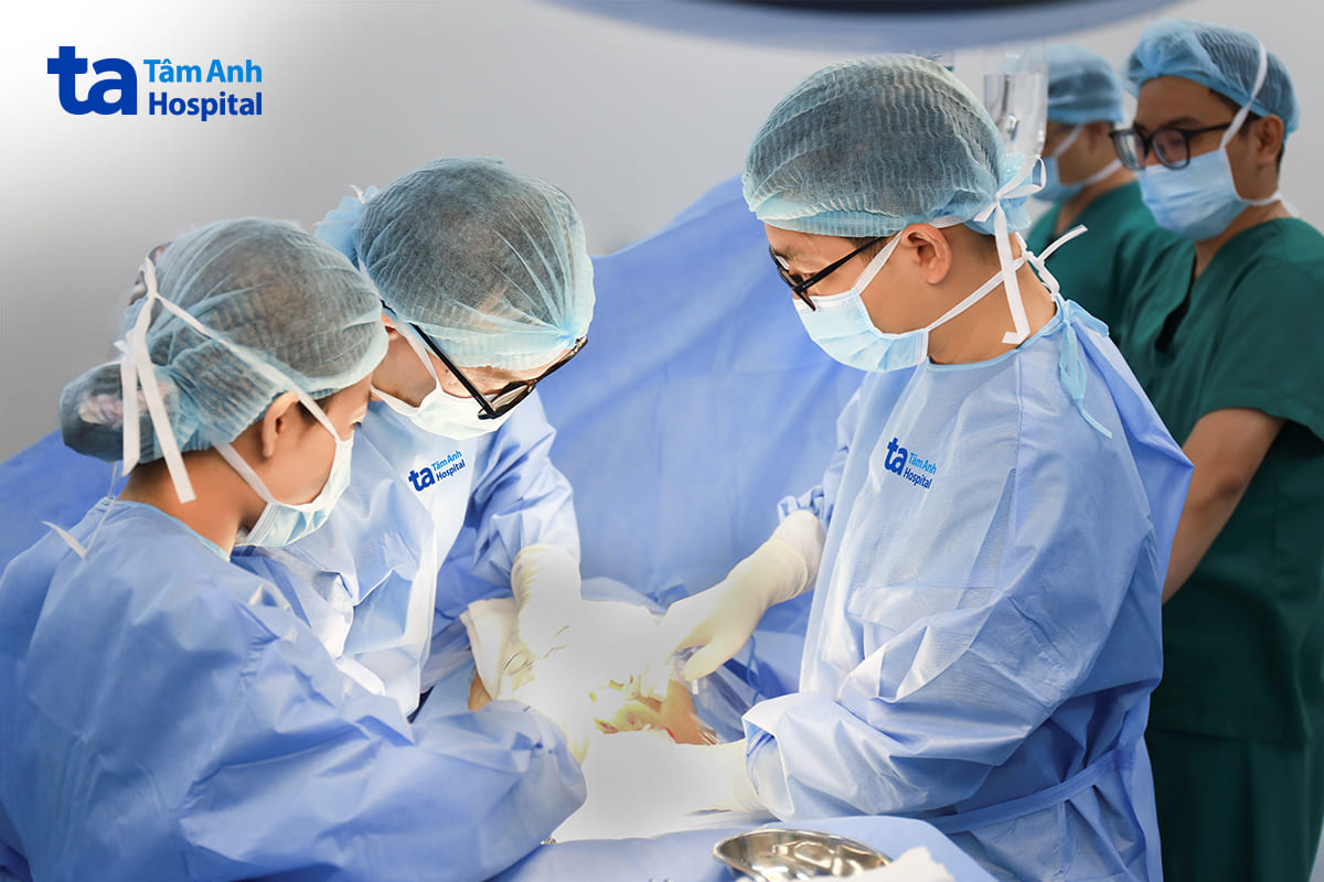 bác sĩ và ê kíp mổ khẩn lấy thai cho chị ngân
