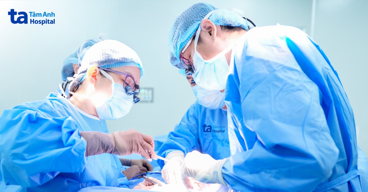 bác sĩ và êkíp ngoại nhi phẫu thuật cắt trĩ cho tiên