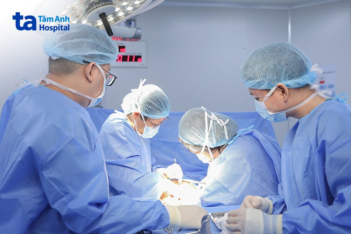 bác sĩ và êkíp phẫu thuật bóc 25 khối u xơ