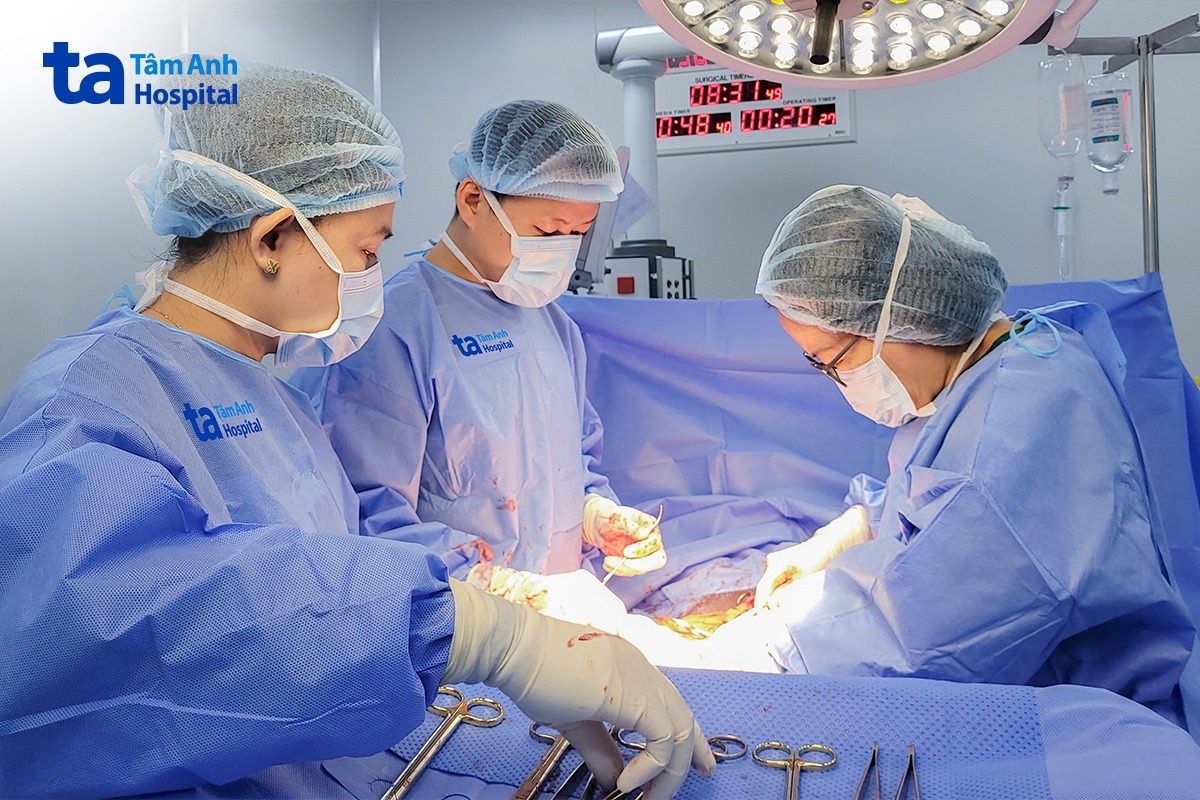 bác sĩ và êkíp phẫu thuật khẩn cho chị phương