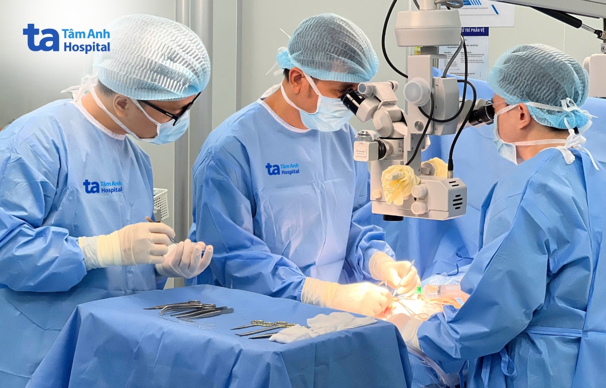 bác sĩ và êkíp phẫu thuật tìm tinh trùng kết hợp nối chéo ống dẫn tinh cho anh minh