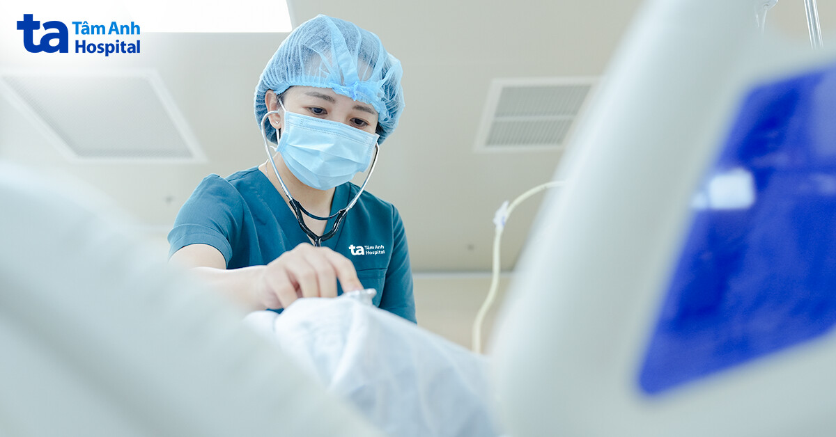 Bác sĩ Vương Mỹ Dung đang theo dõi, lắng nghe phổi cho một người bệnh ở ICU. Bác sĩ Vương Mỹ Dung đang theo dõi, lắng nghe phổi cho một người bệnh ở ICU.