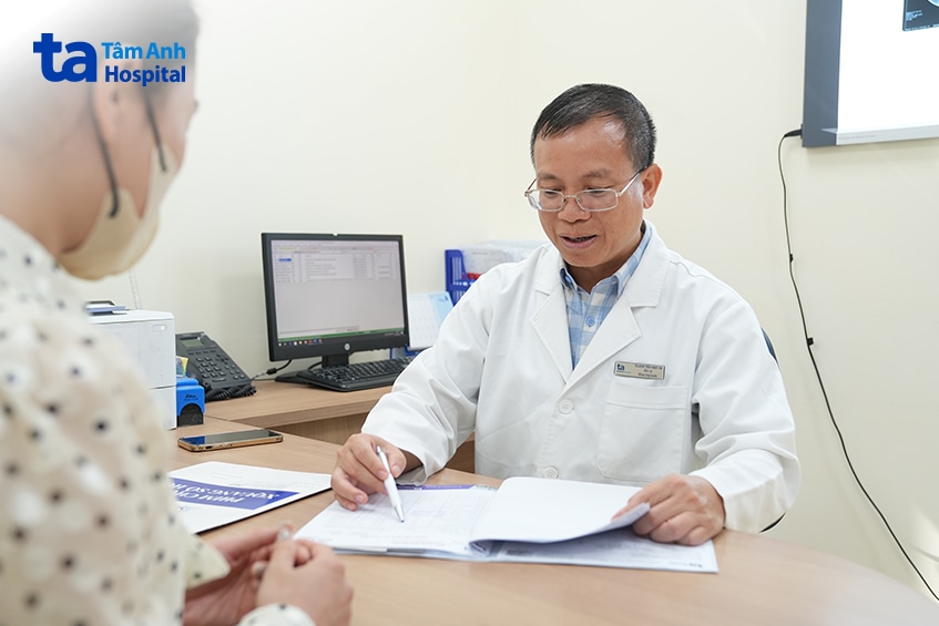Bác sĩ xem hồ sơ bệnh án và tư vấn cho người bệnh