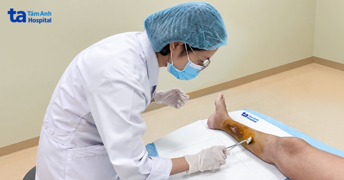 bác sĩ xử lý vết thương cho bà thiên