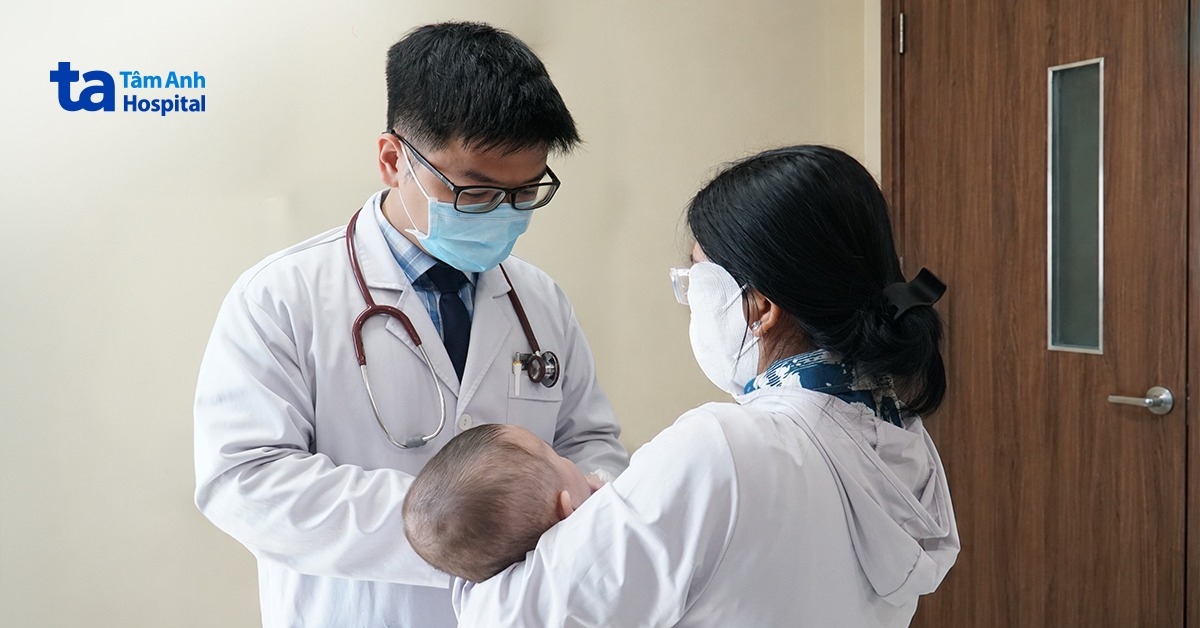 Bé 3 tháng tuổi nôn ra máu cục do hội chứng hiếm gặp