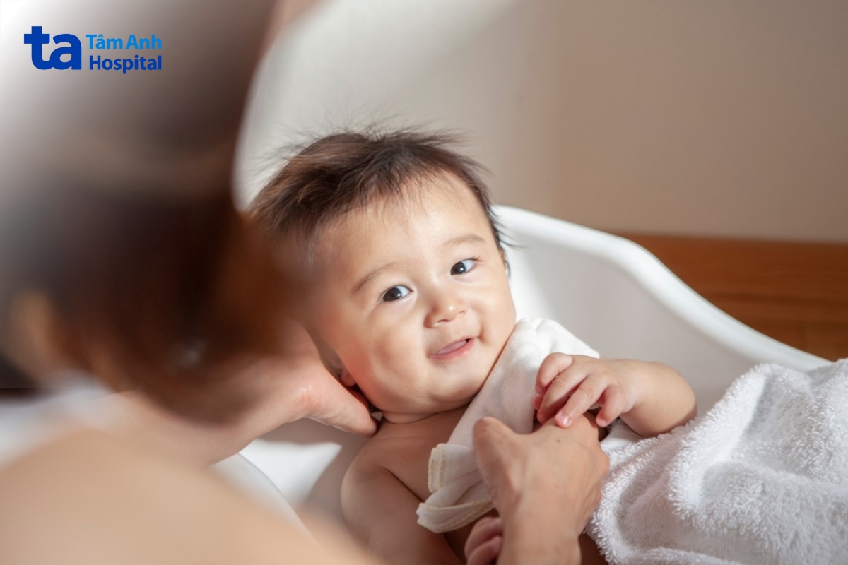 Em Bé Được Người Lớn Lau Người Bằng Khăn Mềm.