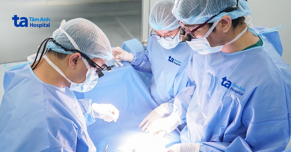 Bé gái 27 ngày tuổi bị thoát vị bẹn hai bên