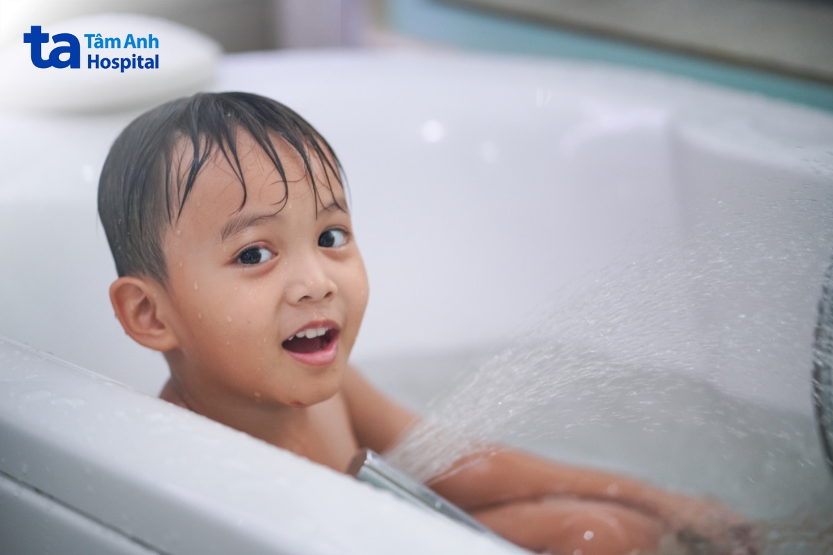 Bé Đang Tắm Trong Bồn Dưới Dòng Nước Ấm.