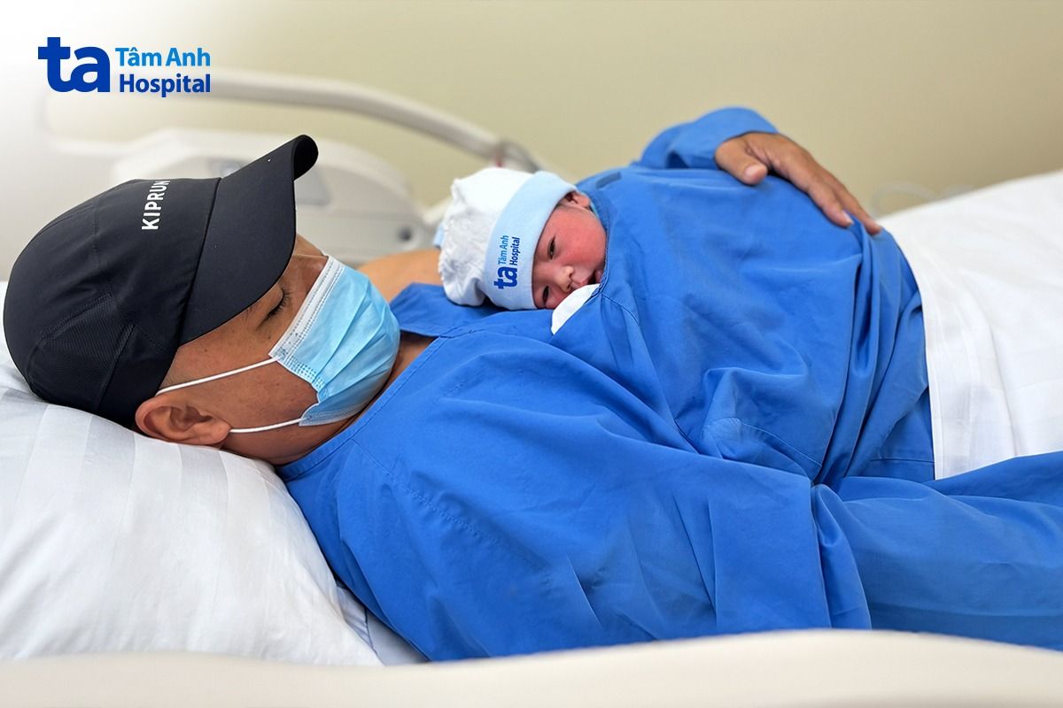 bé trai được da kề da với bố khi mẹ đang được phẫu thuật