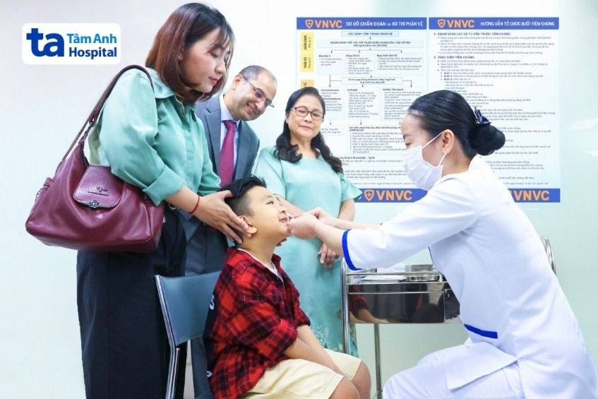 bé trai được dùng vắc xin cúm dạng xịt