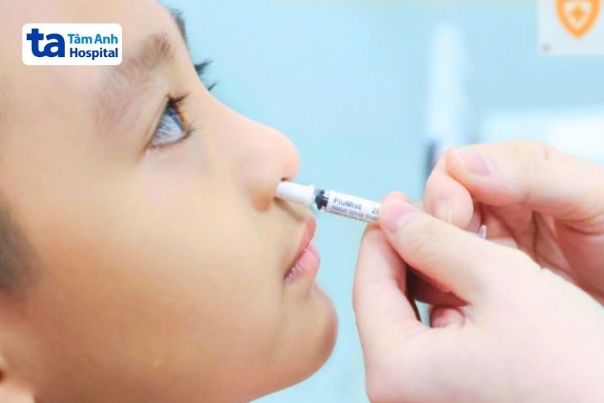bé trai được xịt vắc xin cúm flumist
