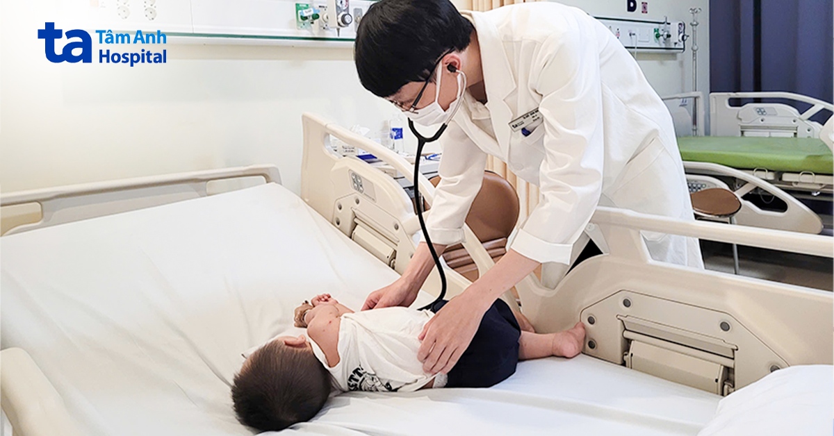 Bé trai mắc tay chân miệng chồng nhiễm RSV
